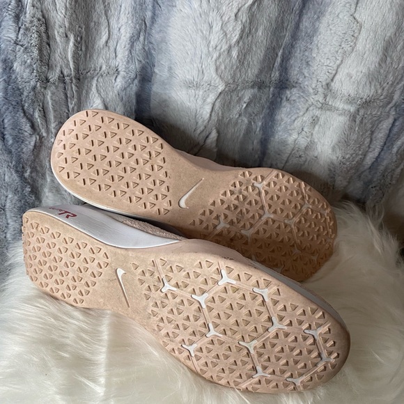 Excellent condition 8.5 Nike womens shoes - Picture 2 of 3